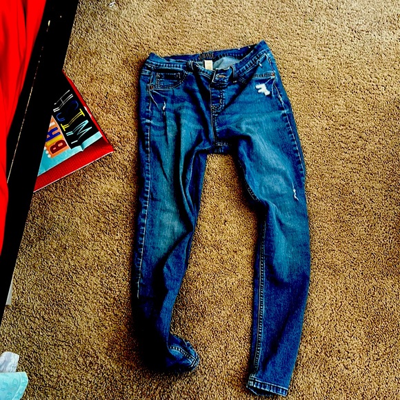 I am selling clothes that people want. - Picture 1 of 12